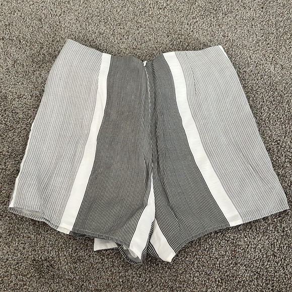 Lulu’s Adieu White and Grey Striped Tie-Front Skort - Picture 5 of 5
